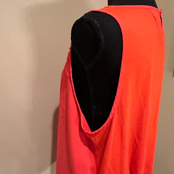 Elle Dark Coral Red Sleeveless Blouse Keyhole Button Closure, size Large - Picture 3 of 6